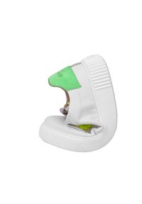 Sneaker bianco con un accentuazione in suede verde sul retro, suola flessibile e tomaia in pelle liscia, dotata di un cinturino per una facile calzata.