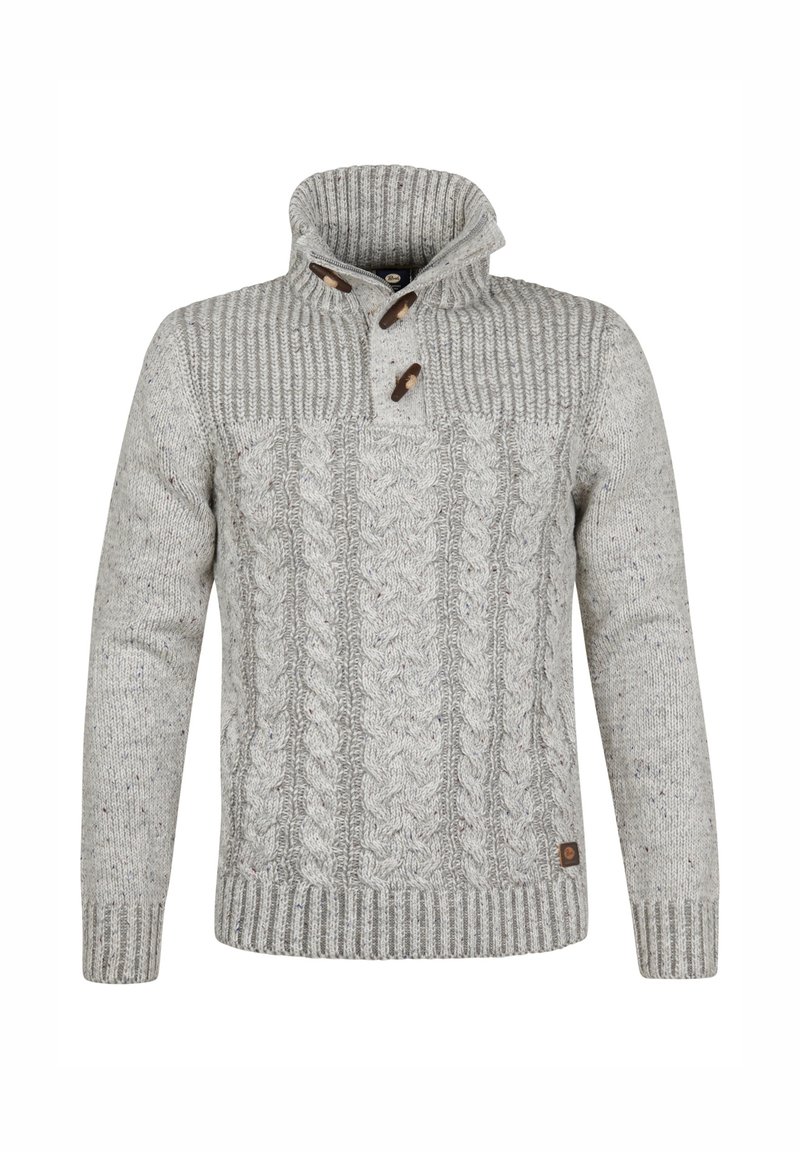 Hellgrauer Strickpullover mit hohem Kragen, ausgestattet mit einem Zopfmuster, Holzknöpfen sowie gerippten Bündchen und Saum.