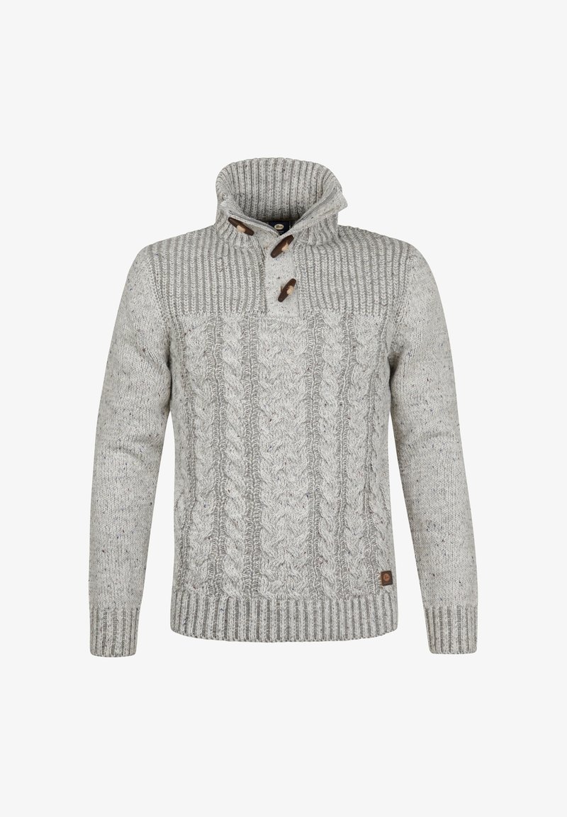 Hellgrauer Strickpullover mit hohem Kragen, ausgestattet mit einem Zopfmuster, Holzknöpfen sowie gerippten Bündchen und Saum.