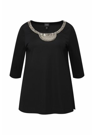 Zwarte lange mouw top met een brede halslijn, voorzien van een decoratieve metallic kraalversiering rond het kraaggebied. Slim fit, lichtgewicht stof.