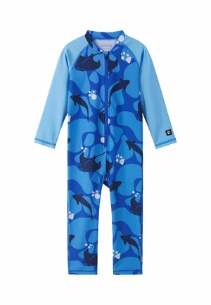 Niebieski dziecięcy jednoczęściowy strój kąpielowy z długimi rękawami, zamkiem z przodu oraz wzorem z ciemnoniebieskimi rybami i białymi bąbelkami.