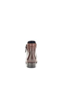 Bottine en cuir marron avec une finition lisse, fermeture éclair à l'arrière et un petit talon carré, présentant des détails de couture subtils.