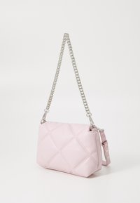 Rosa kviltad läderhandväska med silverkedjesnodd, rektangulär form och strukturerad design med diagonala sömmar och avtagbar rem.