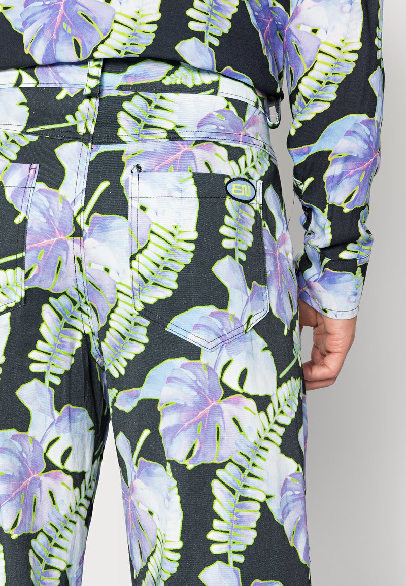 Herren Skinny Fit | Endless Nights BAGGY SKATER PANT DARK FLORAL UNISEX Jeans Relaxed Fit lilac/flieder - FO36364 Herren Skinny Fit | Endless Nights BAGGY SKATER PANT DARK FLORAL UNISEX Jeans Relaxed Fit lilac/flieder - FO36364