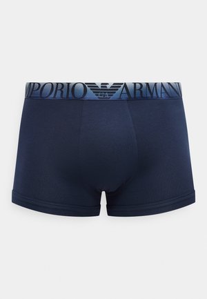Μπλε ναυτικό ανδρικό μποξεράκι με φαρδιά ελαστική ζώνη μέσης με τη μάρκα που αναγράφει "EMPORIO ARMANI" και λογότυπο αετού σε σκούρο μπλε και μαύρο χρώμα.