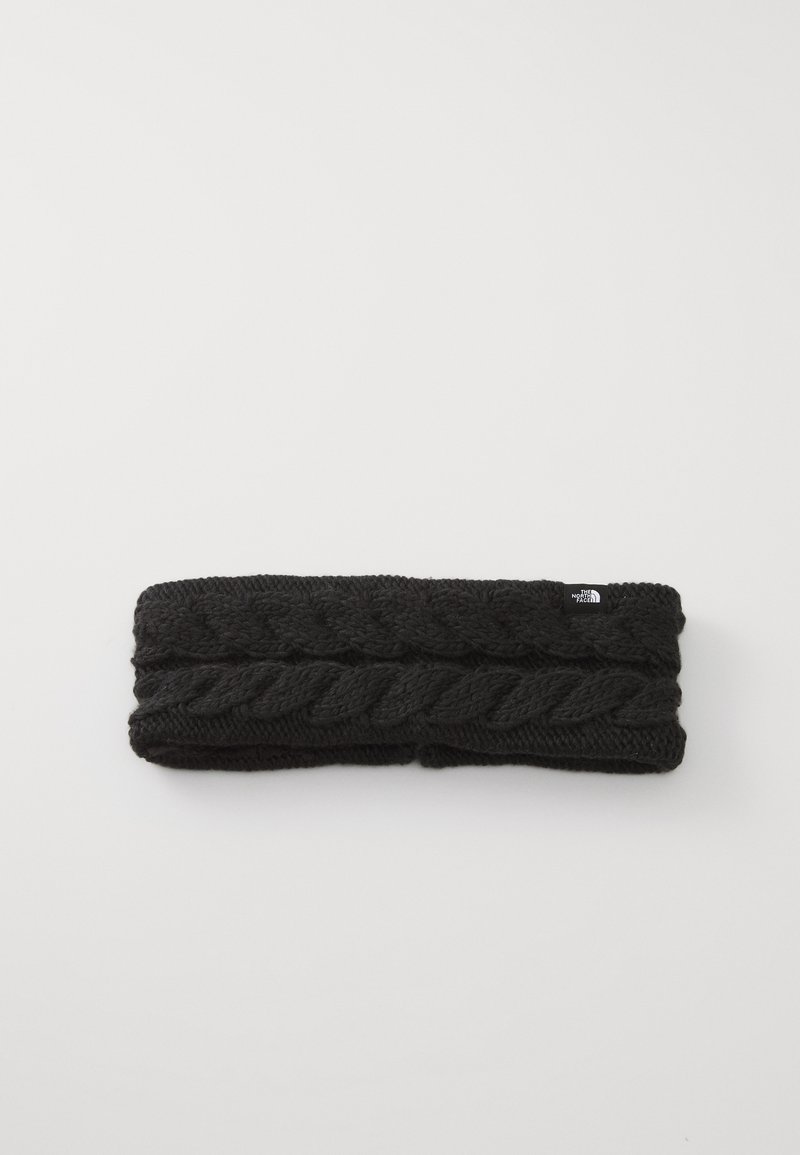 Bandeau en tricot noir présentant une texture tressée et une étiquette de logo sur un côté, conçu pour la chaleur et le confort.