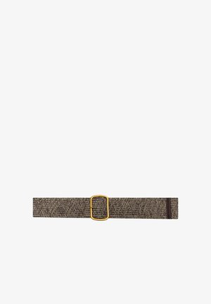 Ceinture en tissu tissé marron et beige avec une boucle rectangulaire en métal doré sur fond blanc.