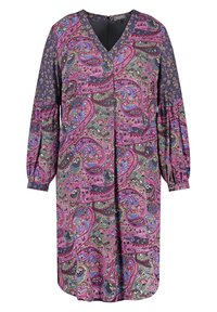 Tryckt klänning med V-ringning, långa puffärmar och ett färgglatt paisleymönster i rosa, grönt och blått mot en mörk bakgrund.