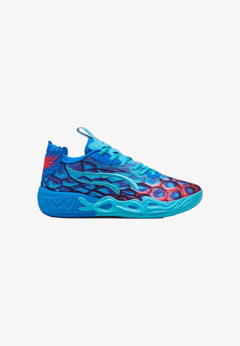 Zapatillas deportivas azules y rojas con una parte superior texturizada y con patrón, que cuentan con una media suela azul y acentos de diseño prominentes en el talón.