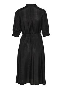 Robe noire avec un col, manches courtes bouffantes, poignets smockés, taille cintrée et jupe évasée. Fabriquée dans un tissu lisse et léger.