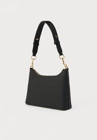 Μαύρη τσάντα χειρός από ψεύτικο δέρμα με ομαλή υφή, κλείσιμο με φερμουάρ και αποσπώμενο λουράκι με χρυσαφένιες μεταλλικές λεπτομέρειες.