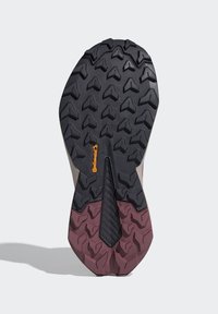 Juodas guminis padas su giliomis gervuogomis, turintis oranžinį "Continental" logotipą ir tekstūruotą burgundišką sekciją kulne.
