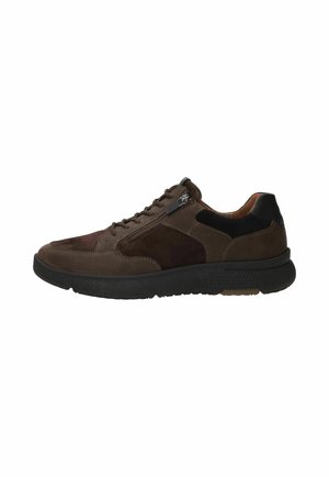 Donkerbruine leren en suède sneaker met zwarte zool, veters aan de voorkant en een zijritsdetail, gezien vanaf de buitenkant.