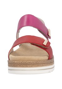 Sandales en cuir rouges et roses avec deux straps réglables, une semelle intérieure en beige rembourrée et une semelle de plateforme texturée en marron clair.