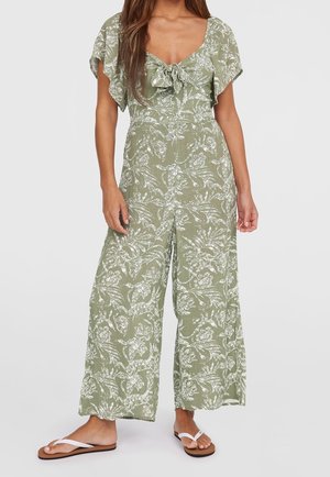 Jumpsuit floral verde con mangas cortas y volantes, un lazo en el escote, diseño de pierna ancha y tejido texturizado con un patrón sutil.