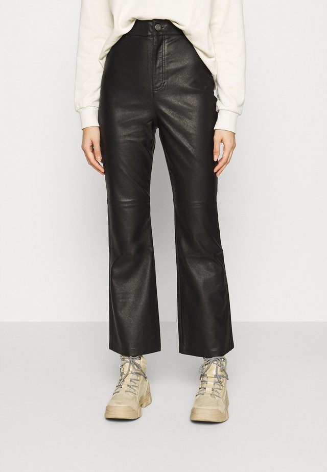 SASHA CROP VEGAN PANT - Tygbyxor - black