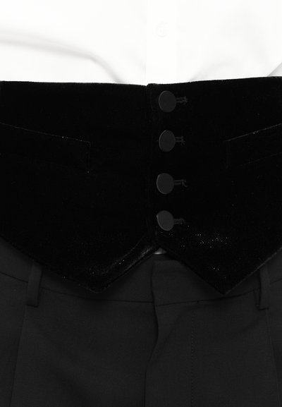 Schwarzer Samt-Weste mit spitzem Saum, ausgestattet mit fünf runden, schwarzen Knöpfen und einem eleganten Design, kombiniert mit schwarzen Hosen.