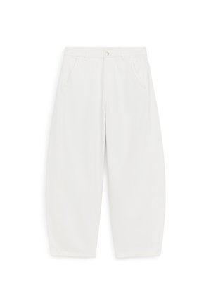 Pantalones blancos de pierna ancha con bolsillos frontales, trabillas para cinturón y cierre de botón, exhibidos sobre un fondo blanco liso.