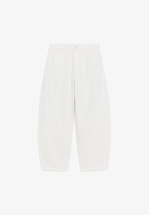 Witte broek met wijde pijpen, voorzakken, riemlussen en knoopsluiting, weergegeven op een effen witte achtergrond.