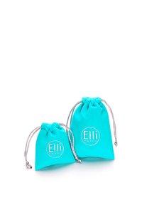 Tyrkysové látkové tašky so šnúrkami, jedna väčšia a jedna menšia, s strieborným logom a textom "Elli WE ♥ JEWELS." Hladký povrch.