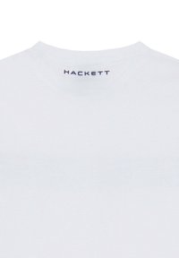 Biała bawełniana koszulka z okrągłym dekoltem. Z tyłu umieszczono logo marki "HACKETT" w granatowym kolorze.
