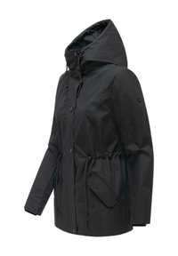 Čierna nepremokavá bunda s kapucňou, nastaviteľnými sťahovacími šnúrkami v páse a na kapucni, prednými patentkami a pootvorenými vreckami na bokoch.