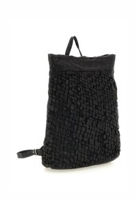 Zaino nero a intreccio realizzato in materiale testurizzato, caratterizzato da un manico superiore e una cinghia laterale, con una forma non strutturata e design minimalista.
