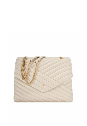 Beżowa pikowana skórzana torebka z ukośnym przeszyciem, złotym łańcuszkowym paskiem i klapką zamykającą z przodu.