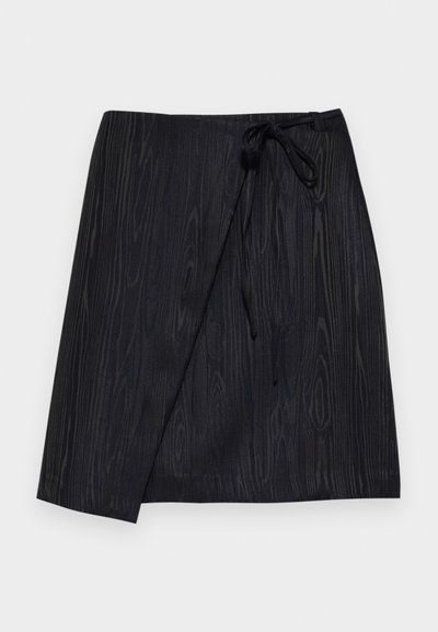 Črna zavita krila s teksturo lesenega vzorca, ki ima zanko za zapiranje na pasu in ravno silhueto.