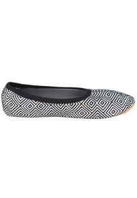 Ballet flats met een zwart-wit geometrisch ruitpatroon, bovenwerk van stof, ronde neus en een flexibele rubberen zool.