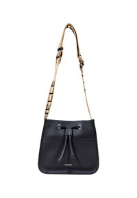 Borsa a secchio nera in pelle con chiusura a coulisse, dotata di una tracolla color cammello con il logo "Coconnelle", texture liscia e design minimalista.