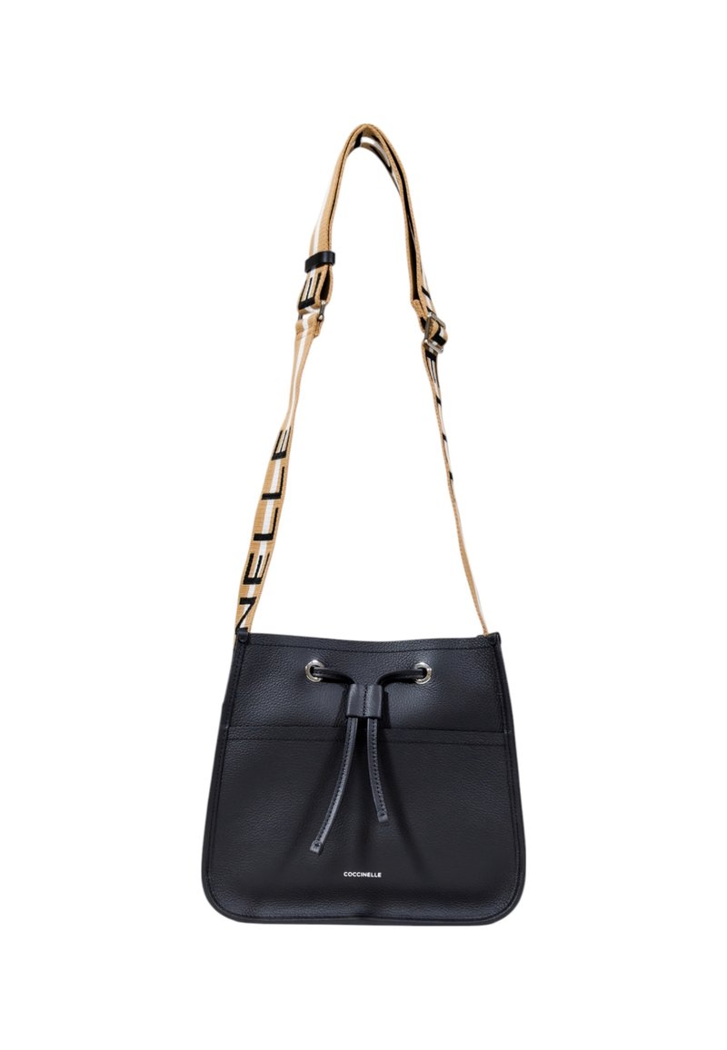 Borsa a secchio nera in pelle con chiusura a coulisse, dotata di una tracolla color cammello con il logo "Coconnelle", texture liscia e design minimalista.