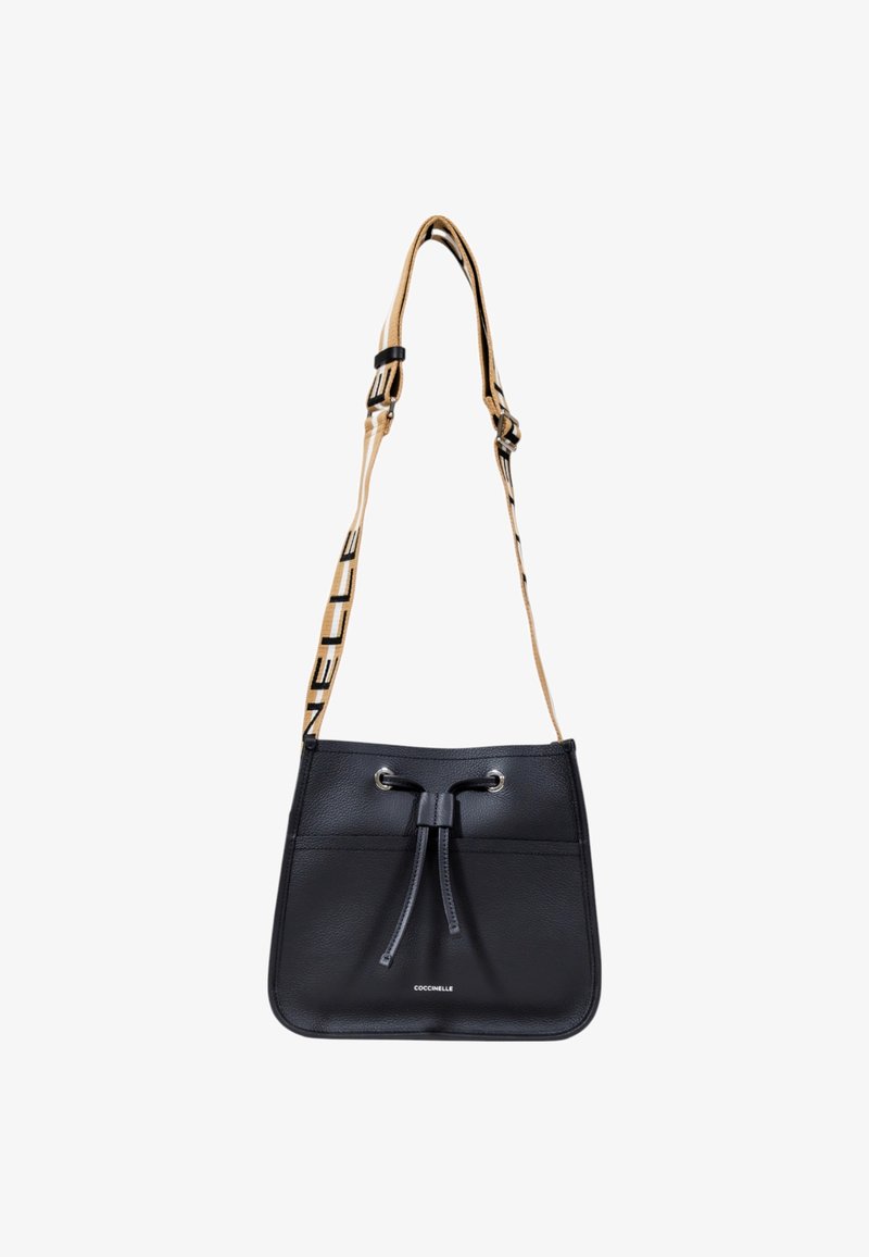 Borsa a secchio nera in pelle con chiusura a coulisse, dotata di una tracolla color cammello con il logo "Coconnelle", texture liscia e design minimalista.