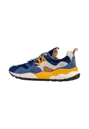 Scarpa da ginnastica atletica blu, gialla e bianca con pannelli in camoscio e mesh, suola strutturata, perforazioni decorative e linguette di tiraggio su tomaia e tallone.