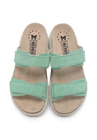 Sandali con zeppa verde in suede, dotati di due cinturini regolabili, soletta color beige chiaro, suola testurizzata e design perforato sulla soletta interna.