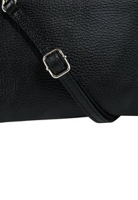 Zwarte leren handtas met een gestructureerde afwerking, verstelbare riem en zilveren beslag. Heeft een minimalistisch ontwerp en een strak model.