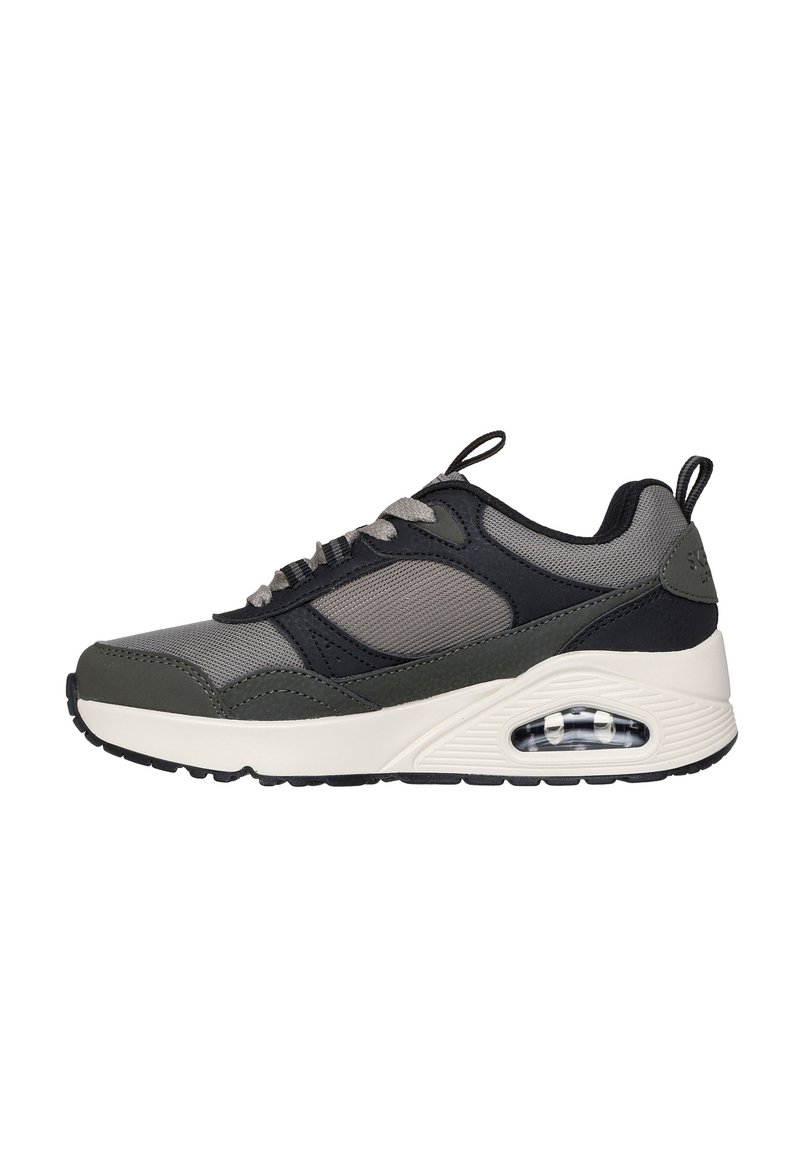 Sneakers sportivi con tomaia in rete grigia, accenti neri e sovrapposizioni verde oliva. Presentano una suola intermedia bianca e un'imbottitura d'aria visibile.