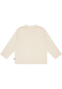 Cremefarbendes Langarmhemd, leicht, mit weicher Textur, runder Ausschnitt und einem kleinen farbigen Etikett am unteren linken Rand. Glattes Material mit dezentem Muster.