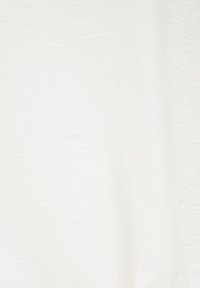 Tela blanca arrugada con una textura suave, que presenta sutiles variaciones en la tonalidad y una superficie lisa. Sin patrones ni acentos visibles.