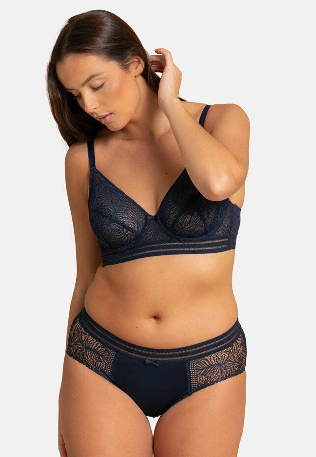 Ensemble de soutien-gorge et culotte marine avec des détails en dentelle et des bretelles réglables. Le soutien-gorge comprend un fil structurant et une large bande, tandis que la culotte est ornée d'un accent en nœud.