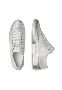 Zapatillas plateadas con parte superior de cuero metálico, cordones blancos y un acabado texturizado; presenta una franja blanca y suela de goma.