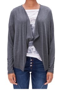 Šedý cardigan s otevřeným předním dílem, dlouhými rukávy s knoflíkovými detaily, navrstvený přes pruhované tričko. Měkká, lehká tkanina.