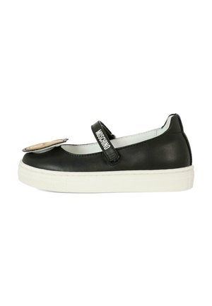 Scarpa nera di tipo Mary Jane in pelle con suola in gomma bianca, cinturino in velcro e una decorativa toppa color sabbia sulla punta con un design di personaggio.
