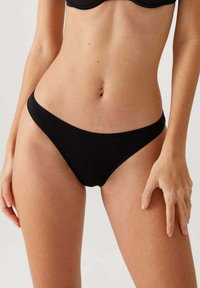Zwarte bikini onderstukken gemaakt van zachte stof, met een lage taille en een minimalistisch ontwerp met gladde randen en minimale naden.