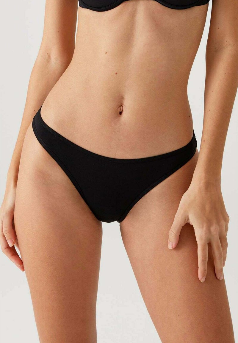 Zwarte bikini onderstukken gemaakt van zachte stof, met een lage taille en een minimalistisch ontwerp met gladde randen en minimale naden.