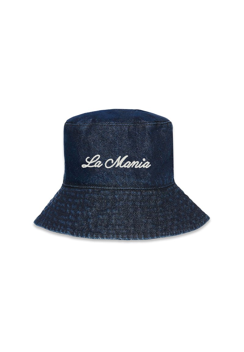 Tengerészkék farmer bükkönykalap, hímzett "La Mania" logóval, texturált dizájnnal és széles, lefelé ívelő szélekkel.