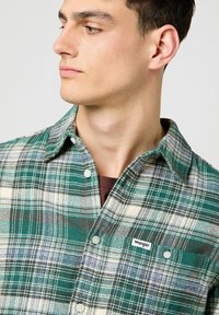 Wrangler LONG SLEEVE BRUSHED - REGULAR FIT - Camicia - green birch