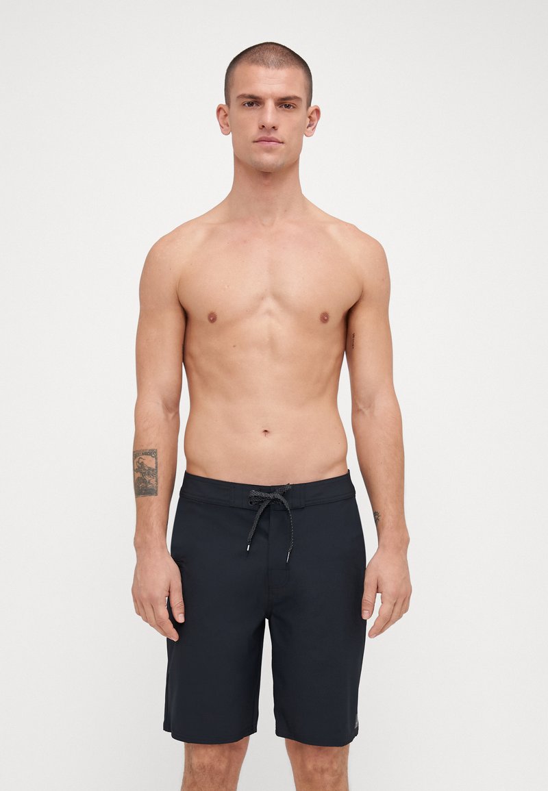 Schwarze Badehosen für Herren mit Kordelzug, flacher Vorderseite, knielangem Schnitt und einfarbigem Design ohne Muster oder Akzente.
