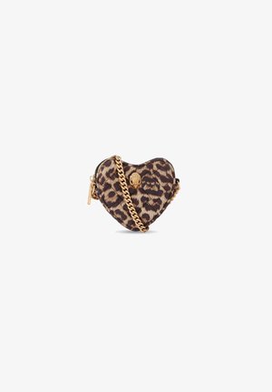 Hartvormige clutch tas van luipaardprint stof met een gouden kettingriem en ritssluiting, voorzien van een klein decoratief embleem aan de voorkant.