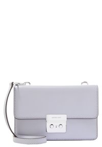 Světlofialová kožená kabelka se hladkým povrchem, stříbrnými kovovými detaily a předním zapínáním. Obsahuje odnímatelný popruh a prošívané detaily.